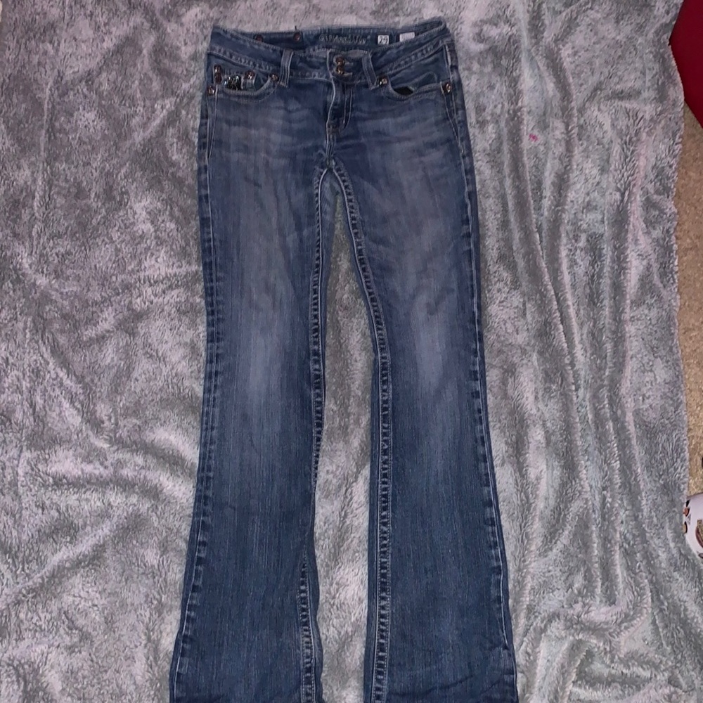 super cute boot cut low rise miss me jeans !